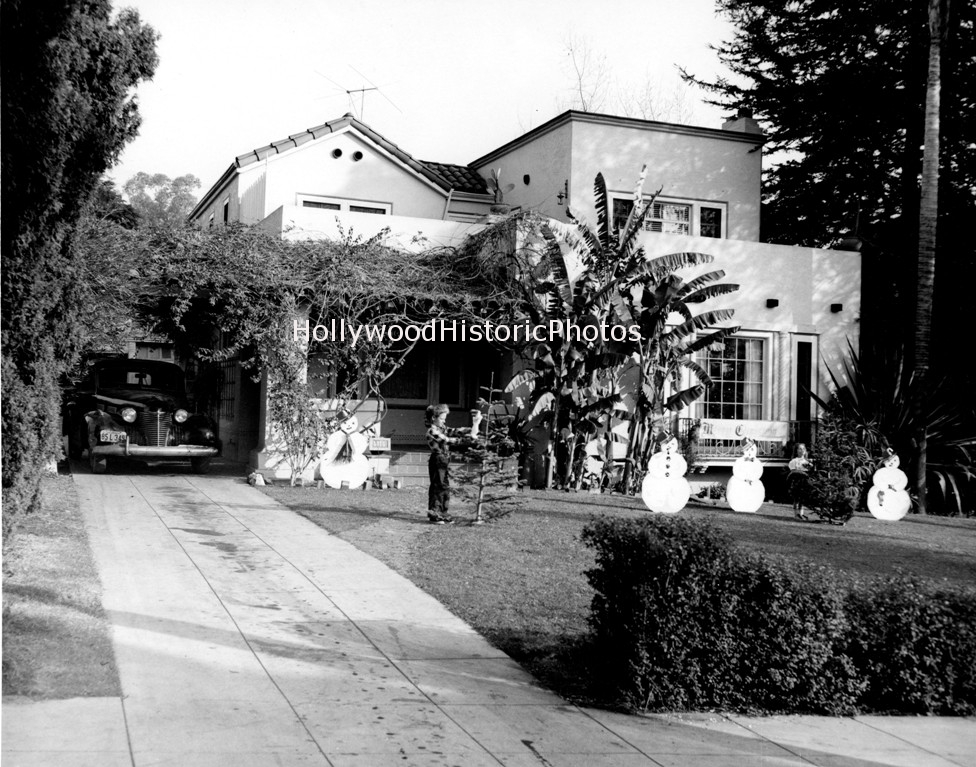 Harper Avenue 1414 Harper House Boyd Willat in front yard 1953 WM.jpg